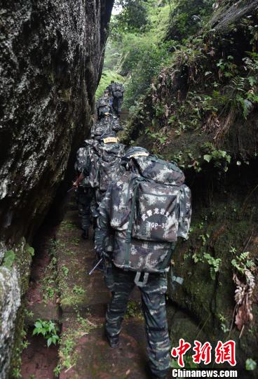 圖為來(lái)自武警福建總隊(duì)三明、龍巖、南平支隊(duì)100余名特戰(zhàn)隊(duì)員在福建省三明市永安?揲瞪嬌?展特戰(zhàn)極限練習(xí)。　騰照起 攝