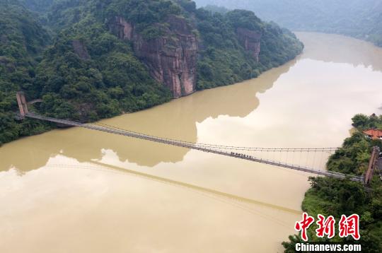 圖為來(lái)自武警福建總隊(duì)三明、龍巖、南平支隊(duì)100余名特戰(zhàn)隊(duì)員在福建省三明市永安?揲瞪嬌?展特戰(zhàn)極限練習(xí)?！『?攝