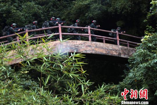 圖為來(lái)自武警福建總隊(duì)三明、龍巖、南平支隊(duì)100余名特戰(zhàn)隊(duì)員在福建省三明市永安?揲瞪嬌?展特戰(zhàn)極限練習(xí)。　胡鑫 攝